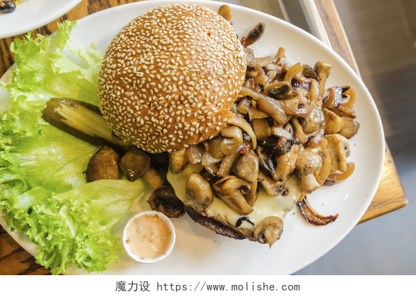 白色盘子里的美味汉堡蘑菇汉堡